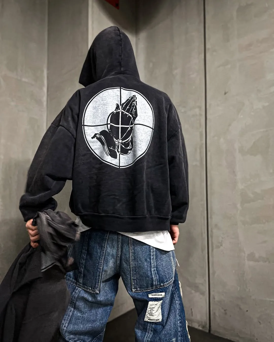 SAINT Mxxxxxx × FEAR OF GOD FG_HOODIE/SNT OF GOD/BLK FOG joint model ETERNAL praying crosshair distressed hoodie. Washed black S-XL. This season's popular super popular joint model. The original version is the same. Thin spring and summer fabrics. The upper body is comfortable. The BOXY version of the short fat wide shoulder line. Fashion darling wears it with a high-end feel. Heavy washing and water fading technology. The horse is repositioned. Excessive wear and damage graffiti treatment. Correct version FOG joint main mark/wash mark/little angel mark